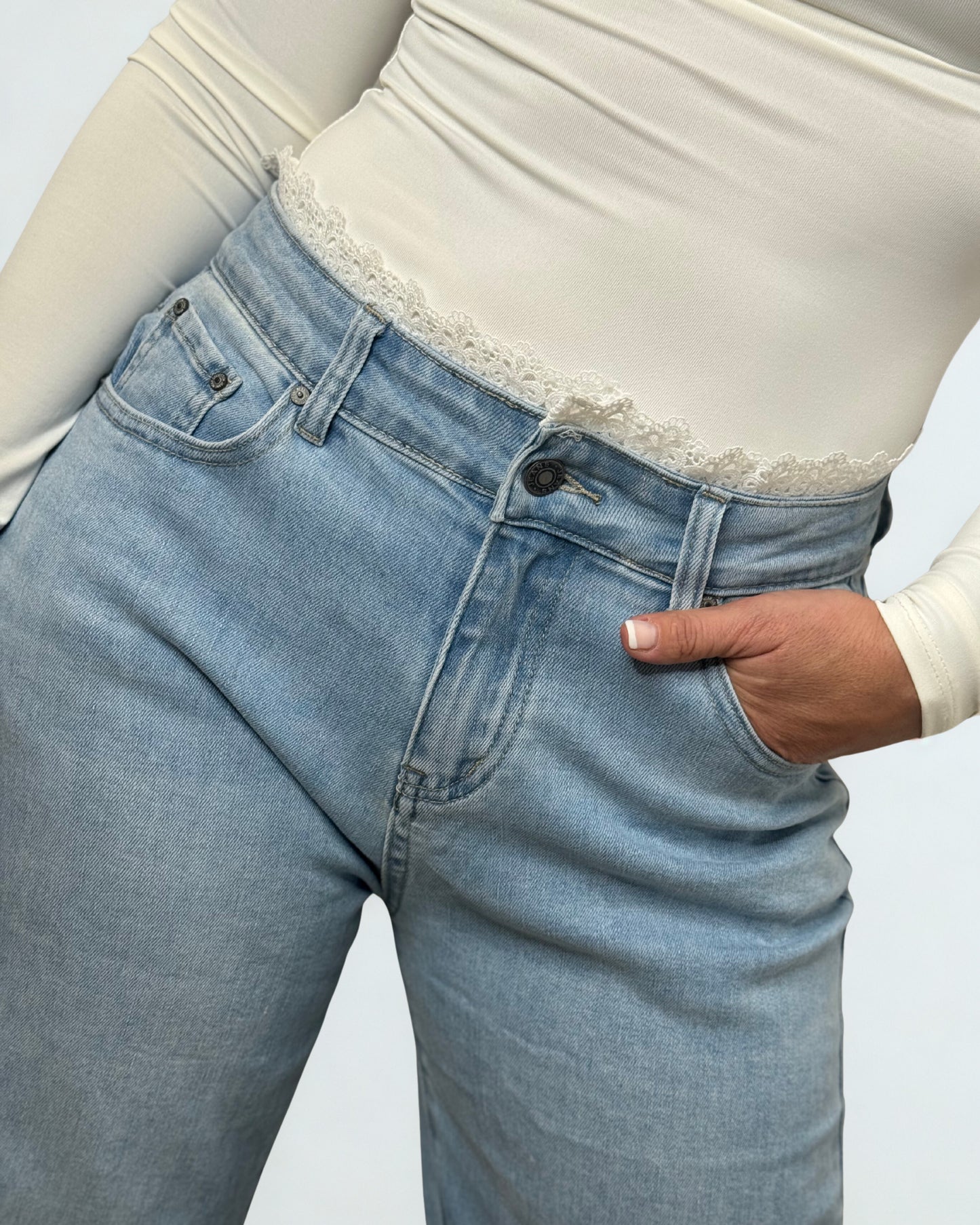 JEANS A PALAZZO CON PIZZO