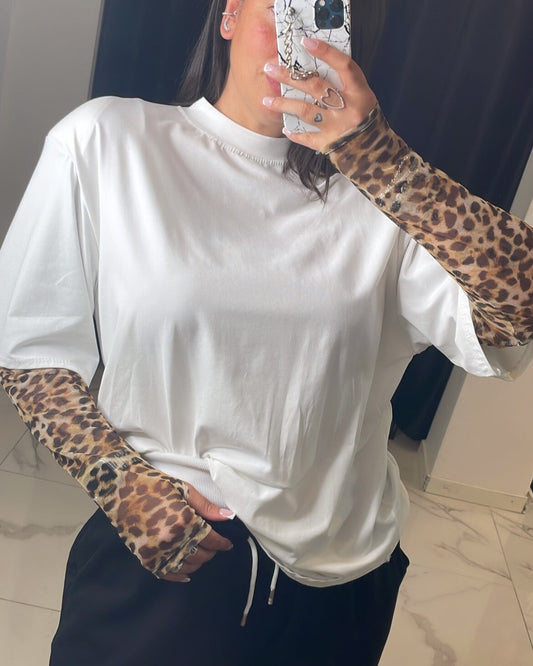 T-SHIRT OVER LEOPARD
